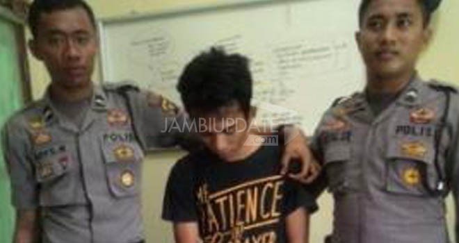 Tersangka saat diamankan di Mapolres Sarolangun.