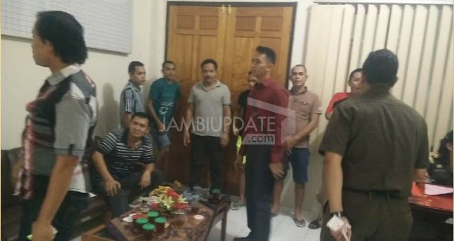 Para tersangka saat dilimpahkan.