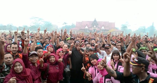 Ribuan anggota organiasi masyarakat dan organisasi kepemudaaan foto bersama HBA.