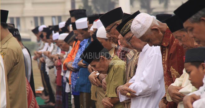 Pemerintah Provinsi Jambi, seluruh unsur forkompinda dan ratusan warga Jambi menggelar salat istisqa.