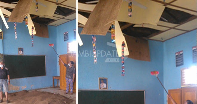 Plafon dua kelas di Sekolah Dasar Negeri 02 Merangin ambruk.