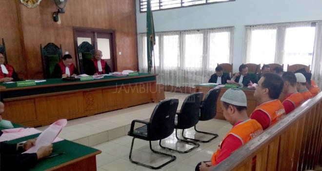 Enam terdakwa kasus perampokan uang senilai Rp1, 5 M milik PT Palma Abadi (PA) yang disertai dengan pembunuhan Helfiyanto, Kamis (29/10) menjalani persidangan.