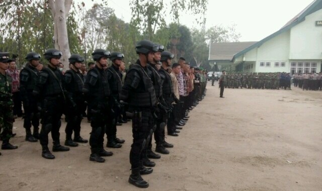 Ribuan personil, yang terdiri dari TNI, Polri dan Damkar, menggelar apel persipan keamanan rencana kujungan RI 1 ke Jambi, di lapangan Korem 042/Gapu, Kamis (29/10) pukul 10.00 WIB.