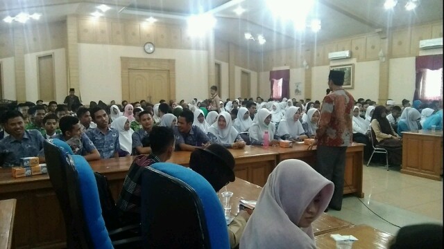 Cawagu Edi Purwanto, memberikan motivasi kepada ratusan siswa, mahasiswa dan OKP.