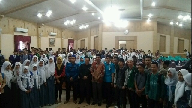 Tampak siswa dan Mahasiswa antusias foto bersama Edi Purwanto.