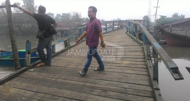 Kondisi jembatan Parit IV Desa Simbur Naik Kecamatan Sabak Timur, Kabupaten Tanjab Timur, dikeluhkan warga.