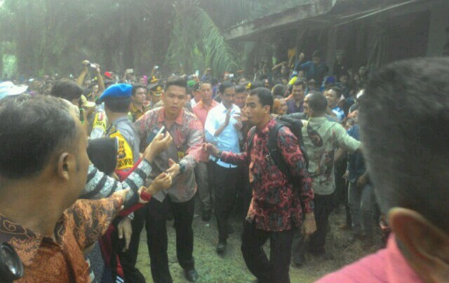 Jokowi Mendarat dilapangan bola kaki Bukit Suban, Kecamatan Air Hitam, Kabupaten Sarolangun.