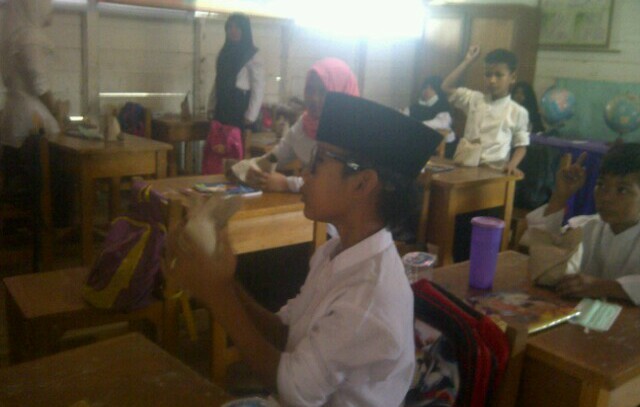 Tampak siswa tengah menyantap nasi bungkus yang dibagikan.