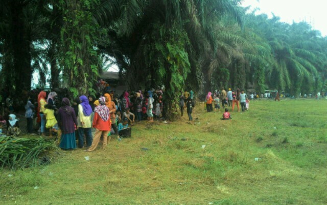 Masyarakat Bukit Suban, Kecamatan Air Hitam, Kabupaten Sarolangun, tumpah ruah di sekitaran lapangan bola Bukit Suban.