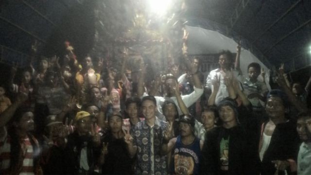 Zola foto bersama warga Desa Meranti Baru Kecamatan Mandiangin.