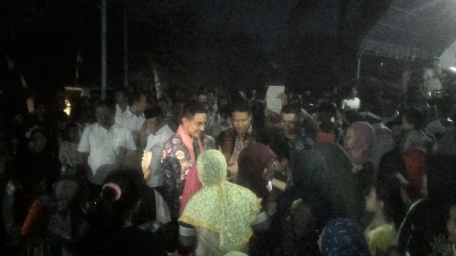 Zola dan rombongan disambut ribuan masyarakat.