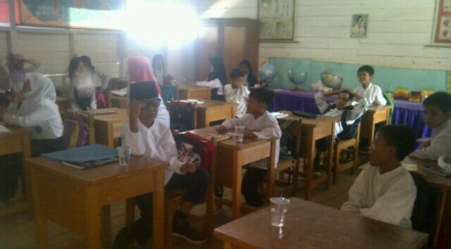 Hingga pukul 11.15 WIB, guru dan siswa masih bertahan di SD 181 Kota Jambi.