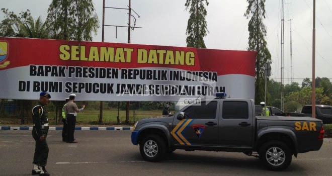 Spanduk penyambutan kedatangan Jokowi ke Jambi.