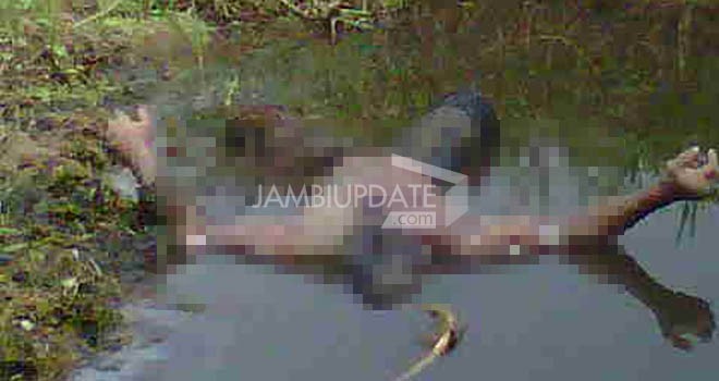 Mayat pria mengapung di kolam bekas galian tanah yang berlokasi di Barak Blok L 15 PT Phl Makin Group.