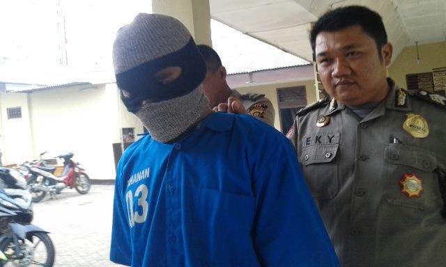 Salah seorang tersangka saat digiring petugas kepolisian