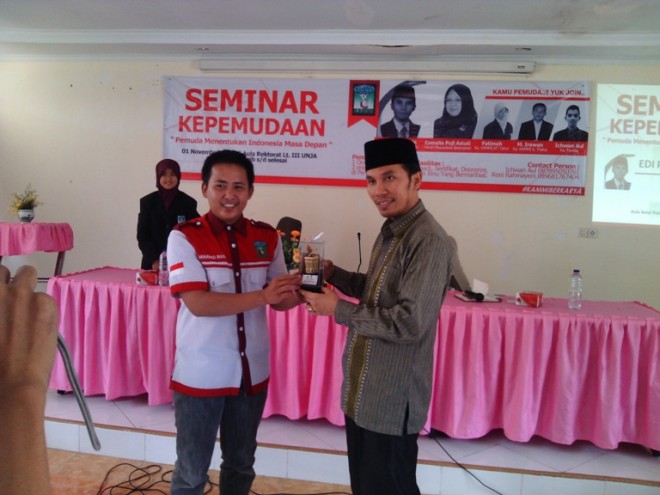 Edi Purwanto mendapat cinderamata setelah menjadi pemateri seminar kepemudaan 