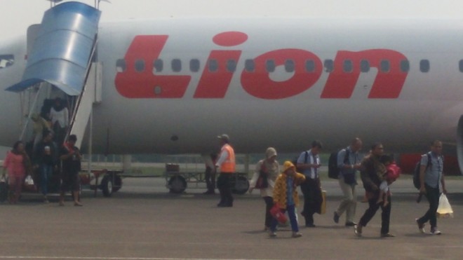 Penumpang saat landing di bandara STS Jambi Minggu kemarin (1/11). Hari ini (2/11) penerbangan kembali terganggu karena kabut asap