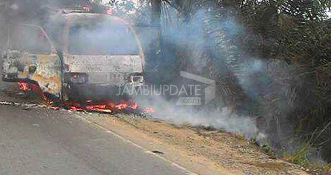 Kebakaran mobil milik Sugiono yang merupakan Ketua RT 13 Pall VI, Muaro Kumpe, Selasa (3/11).