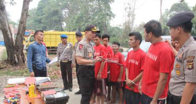 Satuan Reskrim Polres Sarolangun meringkus delapan orang komplotan pencuri perangkat alat berat atau eksavator.