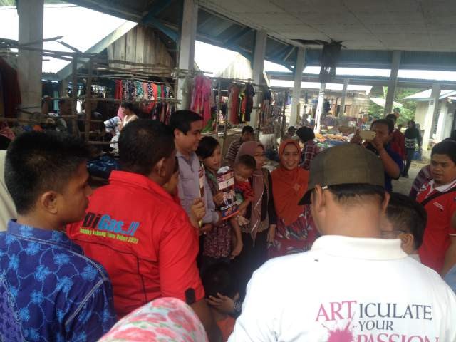 HBA saat blusukan di pasar kalangan Sabak Selasa (3/11)