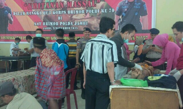 Puluhan anak-anak dari wilayah Kota Jambi, Selasa (3/10) mengikuti khitanan massal di Mako Brimob Polda Jambi.