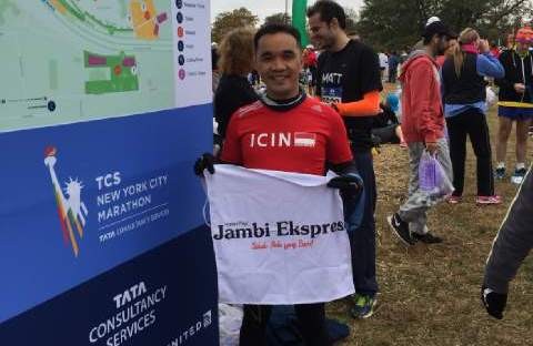Faizin Kadni salah satu peserta New York Marathon 2015 mengibarkan brand Jambi Ekspres di New York