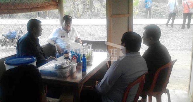 Bupati Tanjabtim, H. Ambo Tang SE bertemu dengan H. Hasan Basri Agus (HBA) salah satu cagub dalam Pilkada Jambi.