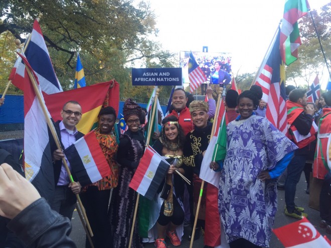 Faizin Kadni (tengah) berhasil mencuri perhatian peserta New York Marathon 2015 lainnya. Acara bergensi ini berhasil diikuti Faizin setelah melewati latihan yang cukup panjang