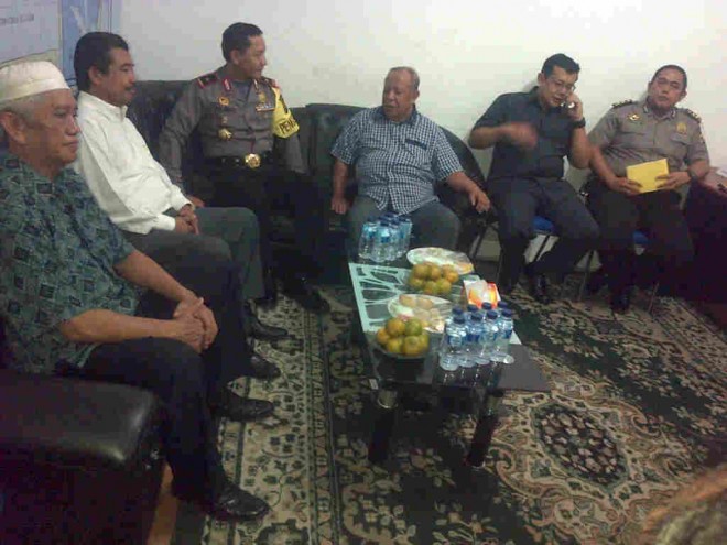 Kapolda Jambi berdiskusi dengan tim pemenangan ZZ-FU di posko Broni Rabu siang ini (4/11)