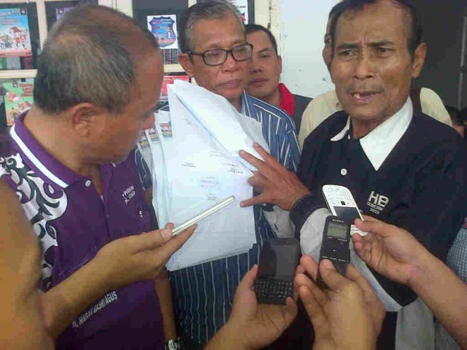 Salah satu Kordes tim ZZ-FU dari Batanghari memperlihatkan SK yang hanya ditandatangani oleh tim kabupaten saja