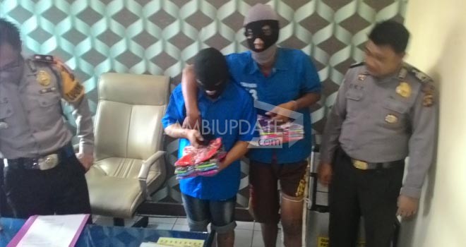 Andi (29) dan Azhar (19) pelaku jambret diamankan Anggota Polsek Kotabaru, Jumat (30/10).