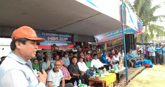 HBA saat membuka turnamen sepak bola HBA Cup di Desa Alang-Alang, Kecamatan Sabak Timur.