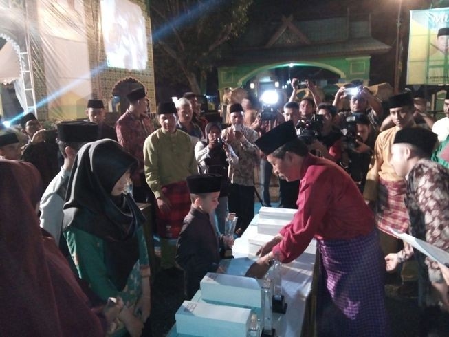 Wawako Jambi Abdullah Sani menyerahkan hadiah kepada pemenang