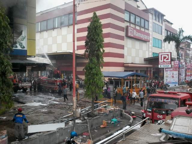 Petugas Damkar masih berusaha memamdamkan api yang membakar 6 ruko di komplek WTC