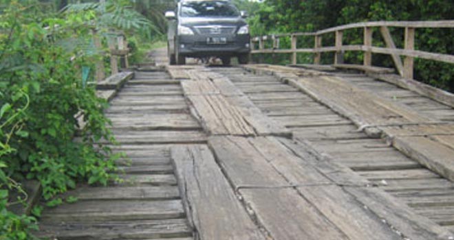 Jembatan yang terdapat di Kecamatan Maro Sebo Ilir ini, nyaris ambruk.