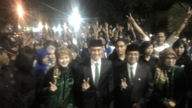 Zumi Zola dan Fachrori Umar diarak masa pendukung saat debat kandidat tadi malam (7/11)