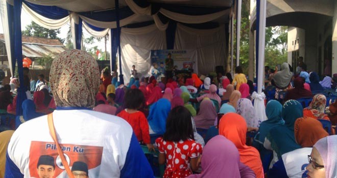 Zumi Zola, disambut antusias warga Kasang Pudak Rt 07, Senin (07/11).