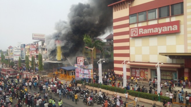 Ruko di komplek pertokoan WTC Batanghari yang terbakar hebat Minggu kemarin (8/11)