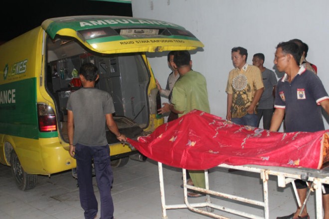 Jenazah Kanit Reskrim Polsek Muaro Tabir Tebo saat dimasukkan ke dalam mobil ambulance