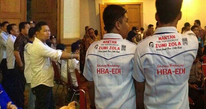 Atribut bertuliskan mantan Tim pemengan Zumi Zola-Fachrori.