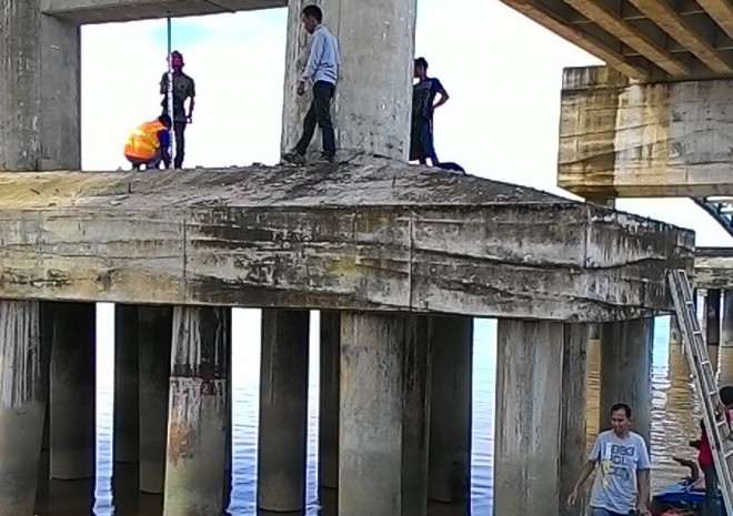 Kondisi jembatan Muara Sabak paska ditabrak tugboat beberapa waktu lalu