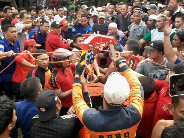 Salah satu jenazah korban yang berhasil dievakuasi oleh petugas