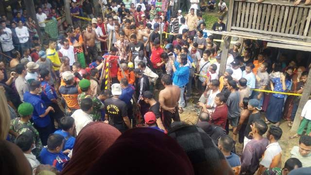 Suasana evakuasi empat orang penggali sumur yang terjebak di dalam sumur  di Mudung Laut, Kecamatan Pelayangan, Kamis (12/11)