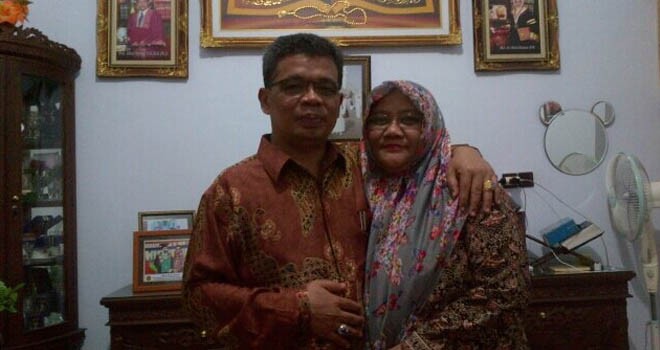 Prof Johni Najwan bersama Istri