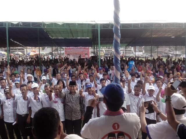 Pelantikan Tim Keluarga (Tikar) HBA di lapangan sepakbola Des Simpang Sungai Duren Muaro Jambi