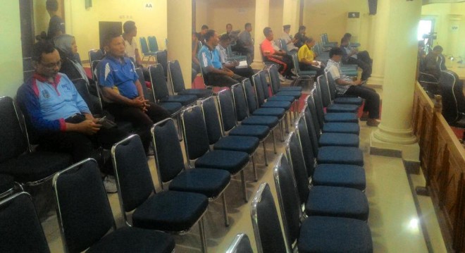 Sejumlah kursi yang disiapkan untuk pimpinan SKPD di DPRD Sarolangun terlihat kosong saat sidang paripurna Jumat (12/11). Kondisi ini memicu kekesalan ketua DPRD Sarolangun M Syaihu