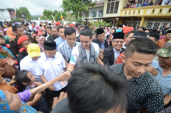 Zumi Zola diarak warga di Desa Baru Sungai Tutung, Kerinci