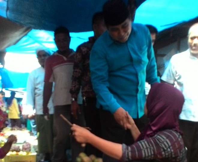 HBA menyalami pedagang di Pasar Pamenang Sabtu (14/11)