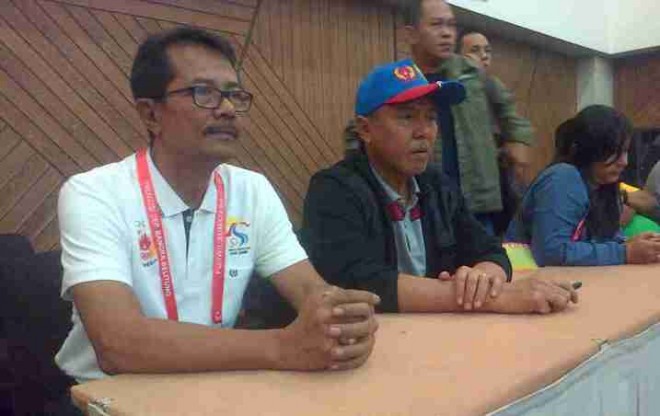 Ketua KONI Provinsi Jambi AS Budianto (pakai topi) saat menyaksikan pertandingan babak penyisihan Cabor Billiar di Porwil Sumater XI Babel Sabtu (14/11)