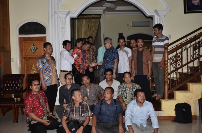 Para Kepala Desa bersalaman dengan sesepuh Batanghari H Abdul Fattah di kediamannya di bilangan Kota Baru, Jambi